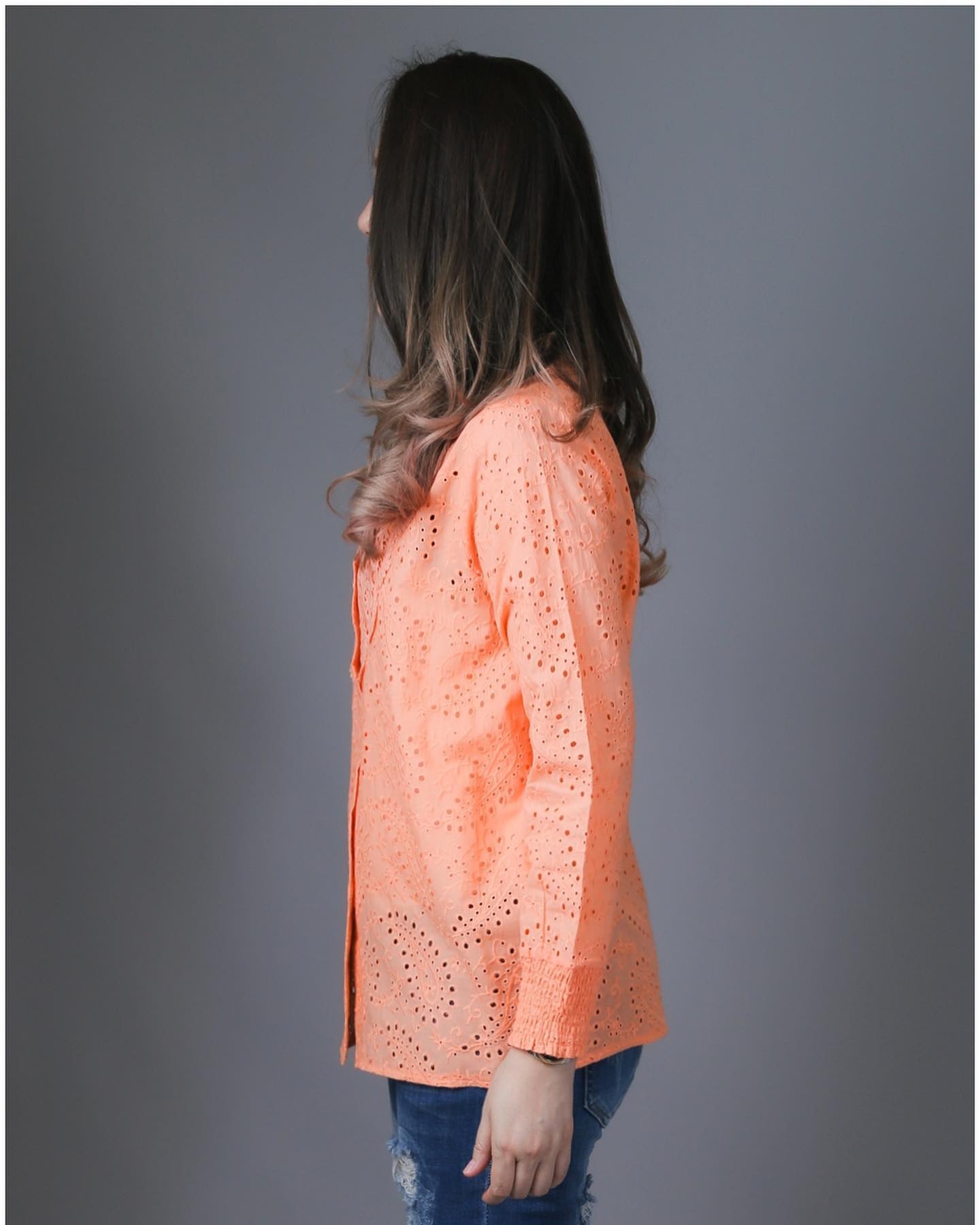 Sale+++#Blueberry Nights B3676 New เสื้อคอตต้อนทีเชิ้ตแบรนด์เนมเกาหลี ผ้าคอตต้อนเกรดพรีเมี่ยม เนื้อดีมากสัมผัสนุ่มเบาใส่สบายค่ะ แพทเทิร์นเสื้อทีเชิ้ต ดีเทลผ้าคอตต้อนฉลุปักลายสวยทั้งตัว กระดุมหน้ายาวตลอด ช่วงอกประดับลูกไม้สวยหรู ปลายแขนยางยืด เหมาะสำหรับสา