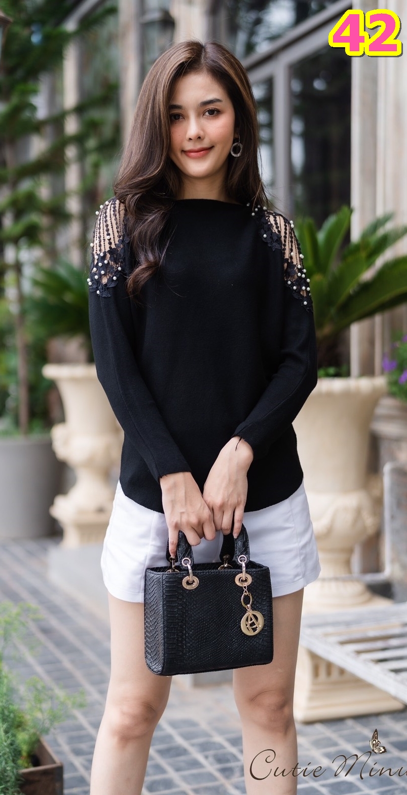 SaLe++B3202**อก42**เสื้อไหมพรมเกรดพรีเมียม เนื้อผ้านิ่มแน่นผ้าดีมากค่ะ ผ้ายืดได้เยอะมากค่ะ แต่งช่วงไหล่ด้วยลูกไม้ระหย้า เเต่งประดับด้วยการตอกมุกลงไป ใส่แล้วสวยงามอลังการมากค่ะ เสื้อสีพื้นเรียบง่าย ใส่คู่กับตัวไหนๆก็สวยนะคะ