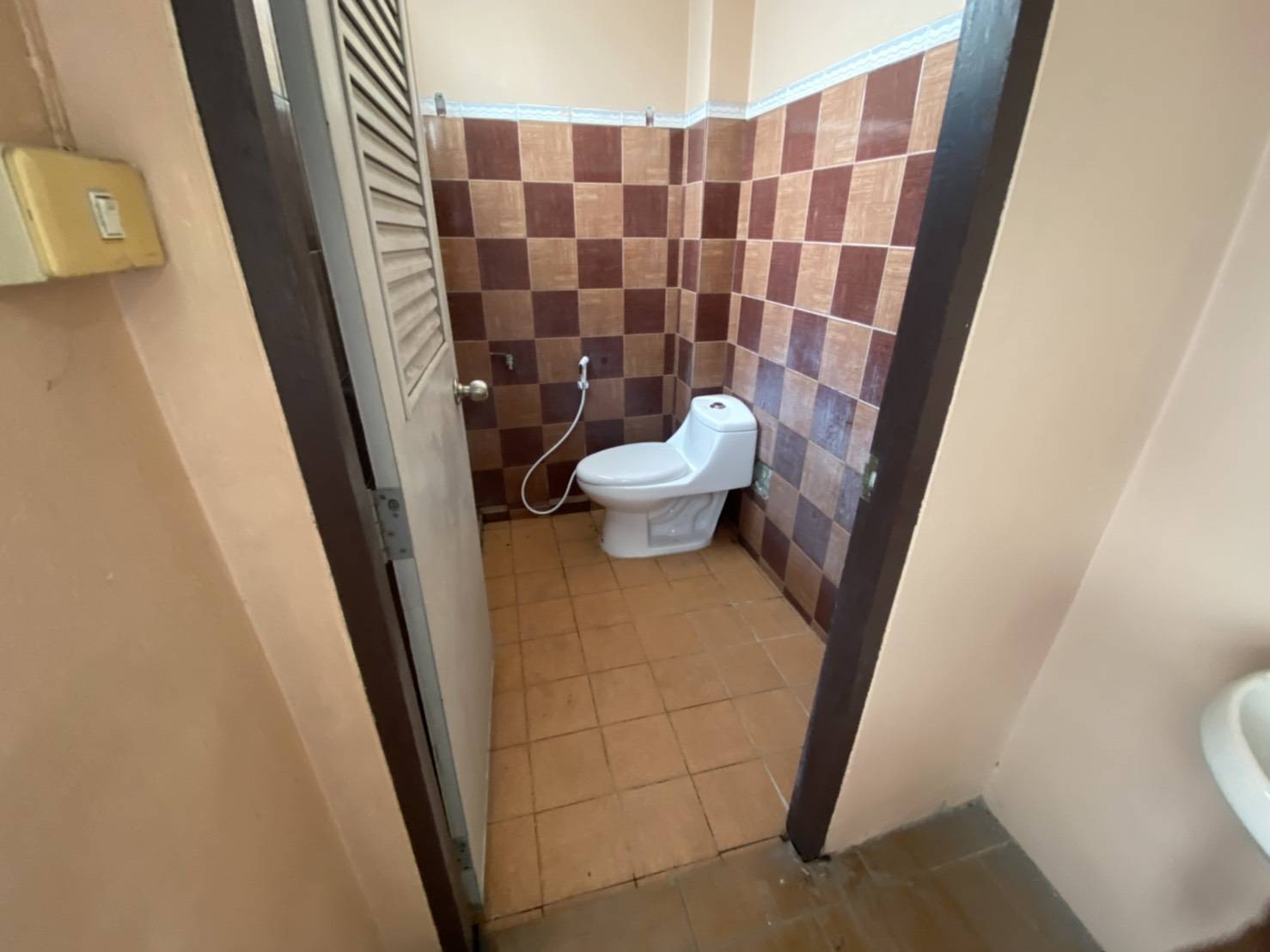 76938-ขายอาคารพาณิชย์ ซอยไกรเกรียงยุค วชิรปราการ ชลบุรี