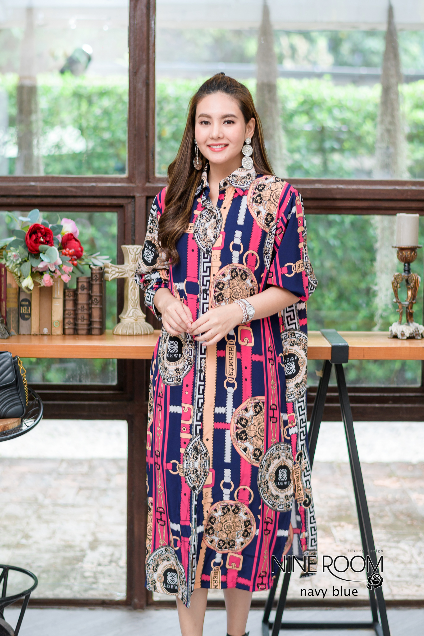 SaLe+++#Nine Room 14106 MAXI SHIRT - แม๊กซี่เชิ๊ตแขนยาวคอปก พร้อมสาบกระดุมยาวด้านหน้า ใช้ผ้าโพลี่ฯผสมซิลล์เกรดพรีเมี่ยม (PREMIUM POLY MIX SILK ) เนื้อผ้าดี ตัวผ้านุ่ม ไม่คัน มีความโดดเด่นด้วยงานพิมพ์ลายไฮแบรนด์ทั้งตัว มาพร้อมกระเป๋าข้างค่ะ •Color |3สี 1.