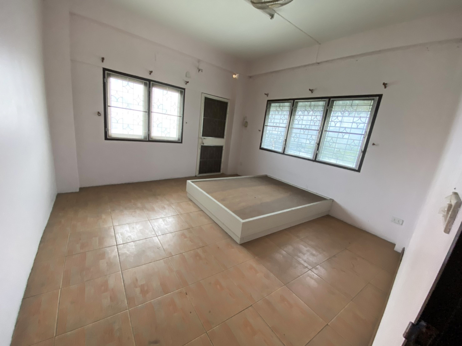 73628-ขายอาคารพาณิชย์ ถนนพระยาสัจจา แยกคีรี ชลบุรี