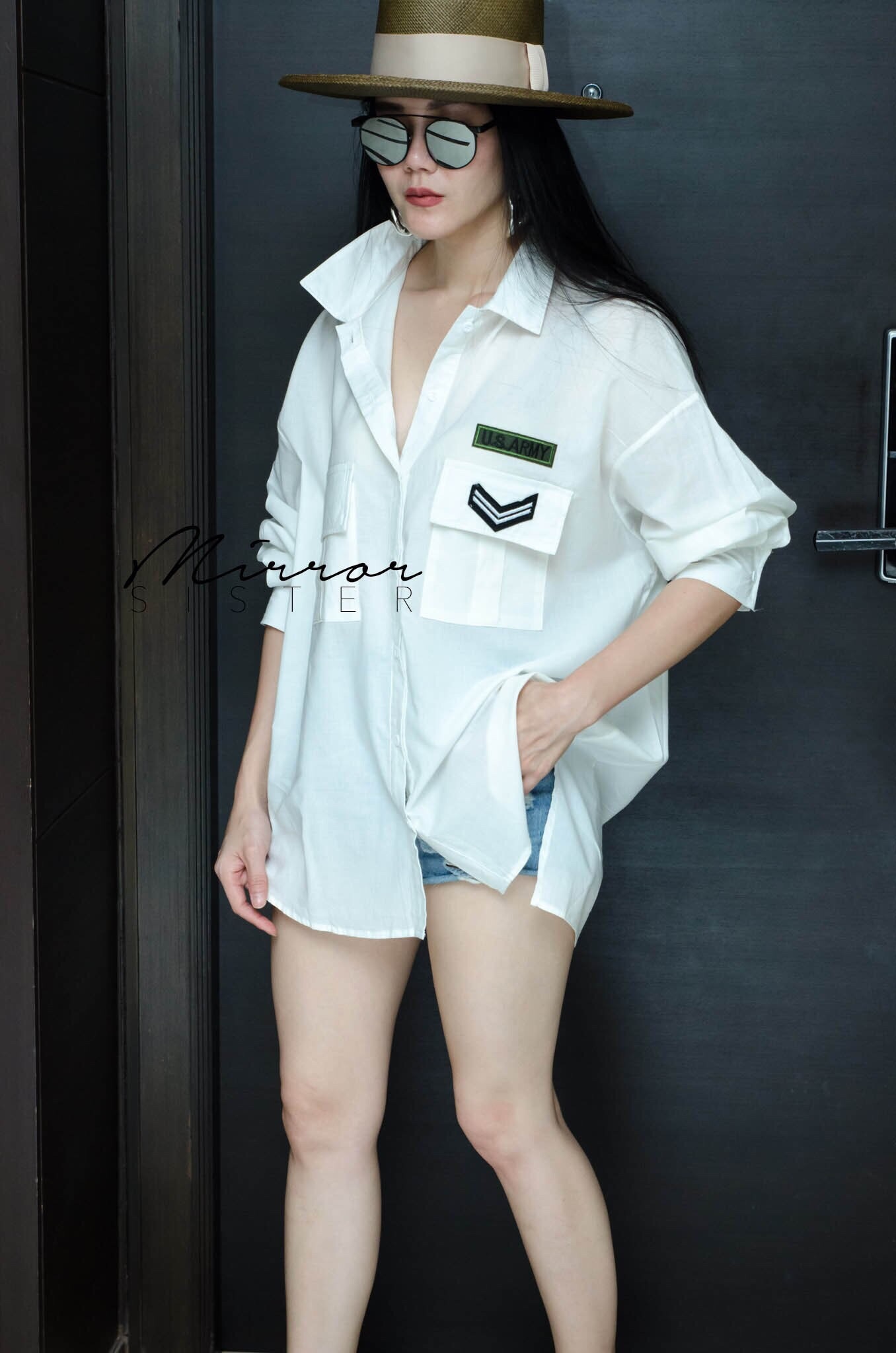 SaLe+++B2830**MiRRoR SiSTER**US.ARMY SHiRT**เสื้อเชิ้ตปักอาร์ม US.ARMY เท่ห์ๆ ทรงสวยเก๋ มีกระเป๋าฝาปิดข้างหน้าสองข้าง ดีไซน์เก๋ดูเข้ากันลงตัว ทรงโคร่งๆใส่แล้วเท่ห์ๆเซอร์ๆ แมตช์กับขาสั้นหรือขายาวก้อได้ ชิคสุดๆ...!! 4สี : ขาว กรมท่า เขียวทหาร กากี SiZE DETA