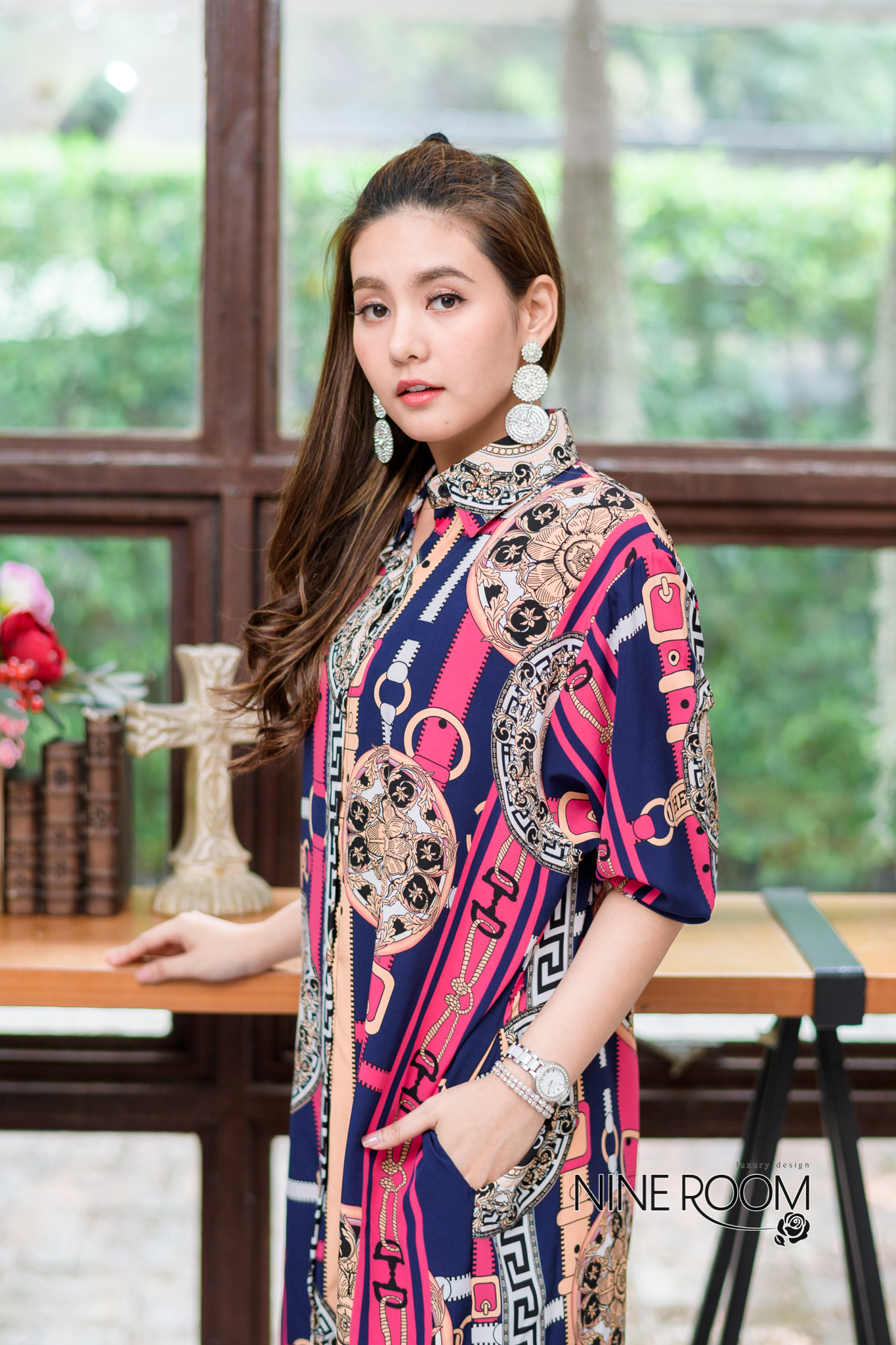 SaLe+++#Nine Room 14106 MAXI SHIRT - แม๊กซี่เชิ๊ตแขนยาวคอปก พร้อมสาบกระดุมยาวด้านหน้า ใช้ผ้าโพลี่ฯผสมซิลล์เกรดพรีเมี่ยม (PREMIUM POLY MIX SILK ) เนื้อผ้าดี ตัวผ้านุ่ม ไม่คัน มีความโดดเด่นด้วยงานพิมพ์ลายไฮแบรนด์ทั้งตัว มาพร้อมกระเป๋าข้างค่ะ •Color |3สี 1.