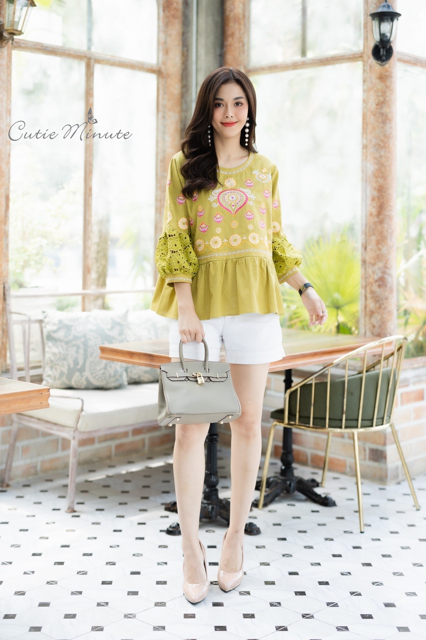 SaLe++#Cutie Minute B3695 เสื้อลินินเกรดพรีเมี่ยม เนื้อผ้าขึ้นลาย เนื้อผ้ามีความนุ่ม ผ้าดีมากค่ะ งานปักฝีมือสวยมากๆค่ะ แต่งเติมแขนด้วยลูกไม้เนื้อหนาสวยสวย เสื้อดีเทลจับจีบระบายเล็กๆ งานปักสวยเนียบ ใส่สวย ใส่สบายจริงๆค่ะ มี 4 สี ฟ้าคราม ส้มอิฐ เขียวไพร ชมพ