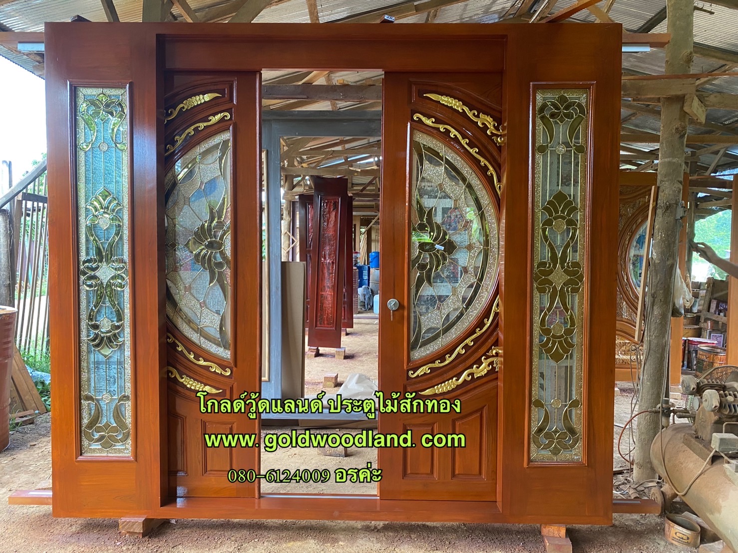 ประตูไม้บานเลื่อนหน้าบ้าน