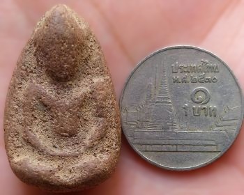 พระร่วงนั่ง เนื้อดิน กรุคลองกระเทียม สุพรรณบุรี