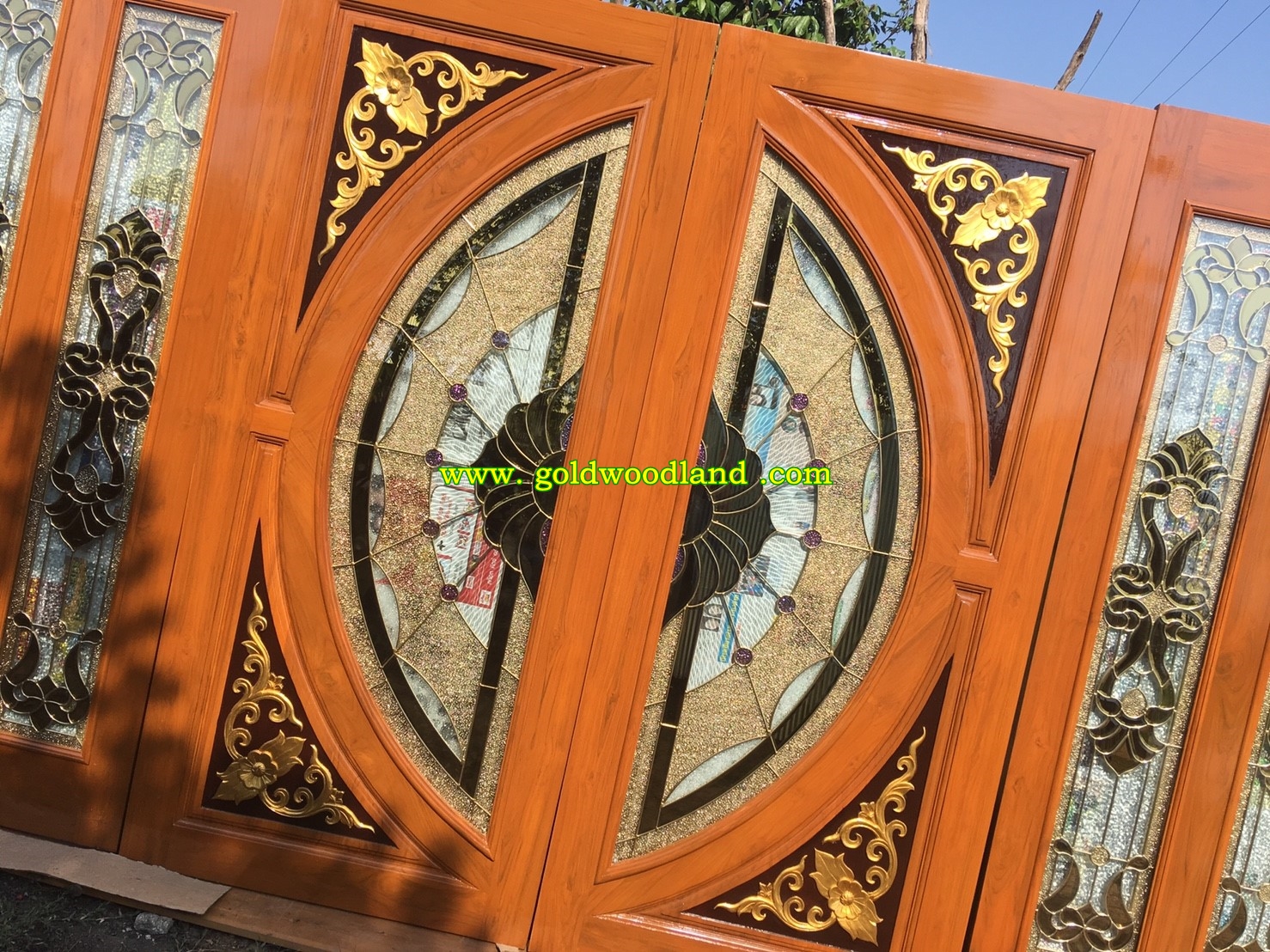 ประตูบานเลื่อนไม้สักกระจกนิรภัย GBBB - 07 (คลิกรายละเอียดที่รูป)