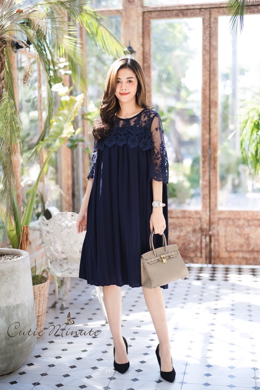 Sale+++#Cutie Minute 14104 เดรสผ้าชีฟองเกาหลีเกรดพรีเมี่ยม เนื้อผ้าดีมากค่ะ อัดพลีทแน่นๆ ด้านบนใช้ผ้าออเเกนซ่างานปักลูกไม้สุดหรูเริ่ด เดรสทรงโอเวอร์ไซส์ใส่เก๋ๆ สวยครบจริงๆค่ะ ใส่ไปงานดูดีสุดสุด งานสวยตัดเย็บดีเนี๊ยบ มี 5 สี เลือดหมู กรม ชมพูกลีบบัว (สีใหม