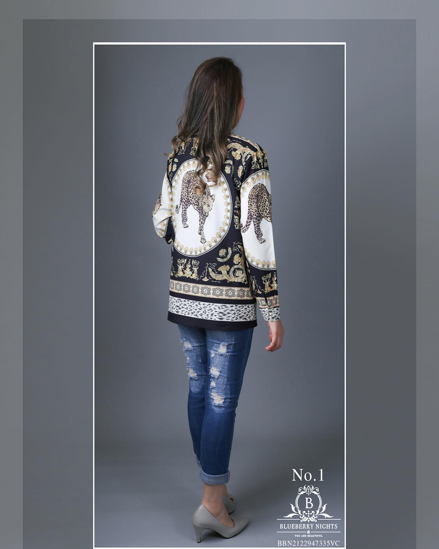 Sale+++#Blueberry Nights B3660 New อัพเกรด แพทเทิร์น (vs) เนื้อผ้า ☆ เสื้อแบรนด์เนมทีเชิ้ตคอจีนแขนยาว ผ้าโพลีเอสเตอร์อัพเกรด เนื้อนุ่มมากขึ้น ตัดเย็บสวยเนี้ยบสไตล์แบรนด์เนมสุดหรู ดีเทลพิมพ์ลายสีคมชัดสวยเป๊ะ อัพเกรดแพทเทิร์นเสื้อคอจีนให้ใส่สบาย เหมา