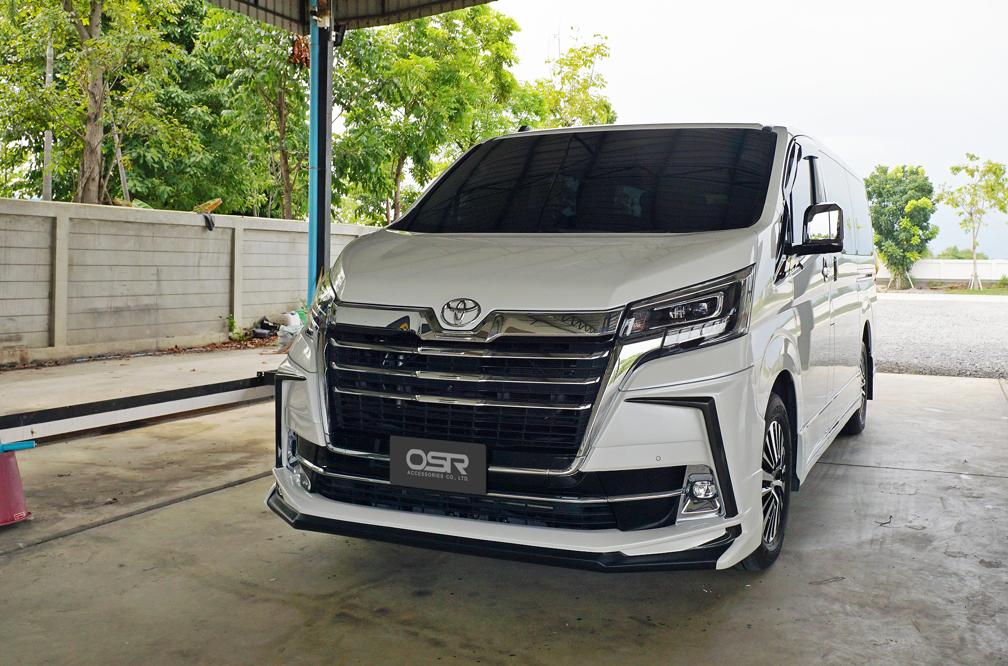 ชุดแต่งรถ สเกิร์ต-สปอยเลอร์ Toyota Majesty ทรง ATIVUS by OSR
