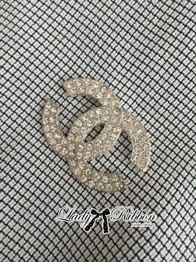 SAlE++D7573**อก36**เซ็ตเสื้อคัทเอาท์ไหล่ตัดต่อผ้าชีฟองและกระโปรงระบาย ตัวเสื้อเป็นทรงคัทเอาท์ที่ไหล่ ช่วงแขนตัดต่อผ้าชีฟองสีขาว ช่วงตัวเป็นผ้าคอตตอนแบบหนาลายตารางละเอียด มาพร้อมเข็มกลัด c ไขว้ประดับเพชรแบบแบรนด์ชาแนล กระโปรงเป็นทรงรัฟเฟิ้ล ระบายช่วงปลาย เ