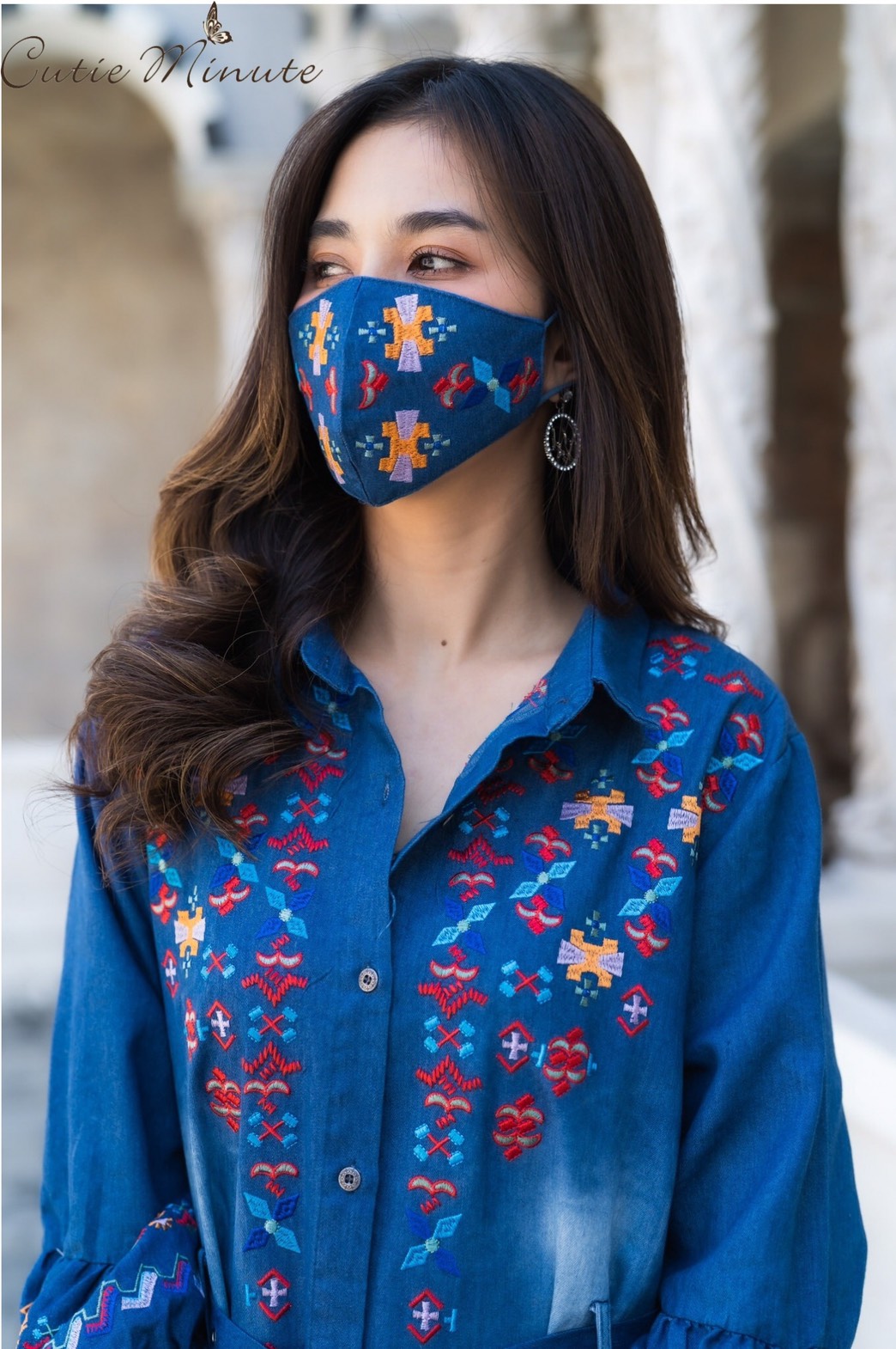 SaLe+++14082 Maxi+Mark เดรสผ้ายีนส์เกรดพรีเมี่ยม เนื้อผ้ามีความนุ่ม ผ้ายืดหยุ่นใส่สบาย แขนปลายพองเล็กๆงานฟอกสวยๆ ดีเทลปักลายสวยมากค่ะ มีกระเป๋า2ข้าง มาพร้อมกับเข็มขัด แยกชิ้นมากับชุด งานสวยเกรดระดับขึ้นห้างใส่แล้วสวยเก๋ ไม่ซ้ำใครนะคะ ** Mask ทรงสวยปรับเข้