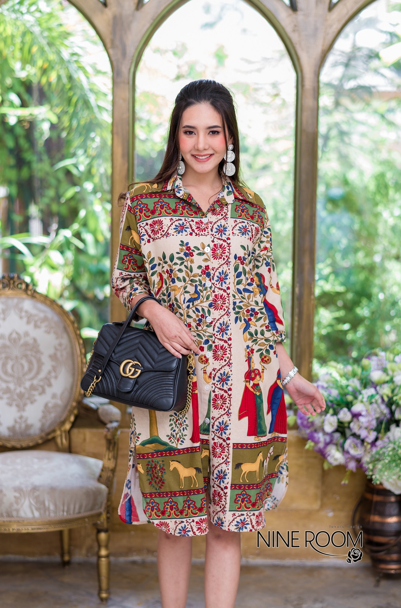 SaLe+++#Nine Room 14046 SHIRT DRESS -เชิ๊ตเดรสคอปก พร้อมสาบกระดุมยาวด้านหน้าใช้ผ้าฝ้ายผสมลินิน(cotton mix linen) ตัวผ้าไม่หนา-ไม่บาง ระบายอากาศดี ไม่ร้อน มีความโดดเด่นด้วยลายอิยิปต์-ฟาโรห์ลายสวยๆทั้งตัว เสริมคัทติ้งด้วยการผ่าชายข้างเพื่อความสวยงาม และมีกร