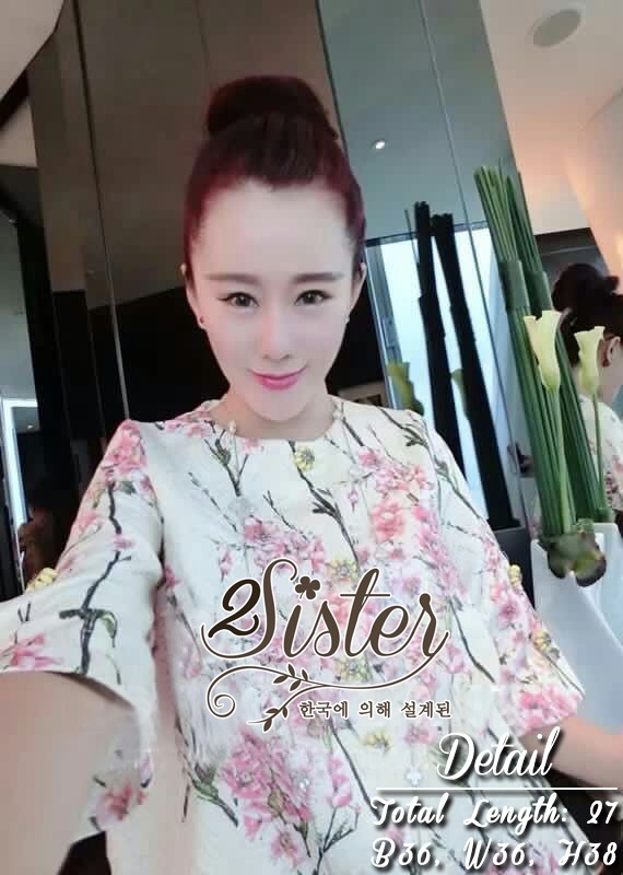 SaLe++2Sister**D9547**White Luxury Vintage of Mini Dress--มินิเดรส เนื้อผ้าpolyesterทอพิเศษปั้มลายนูน พิมพ์ลายดอกซากุระสีหวาน ดีเทลแขนบานสี่ส่วน มีกระดุมผ่าหน้าจ้า แต่งกระดุมเพชรสวยเก๋มากๆ งานป้าย2Sister สินค้านำเข้างานพรีเมียมนะคะ Cutting/Pattern ส