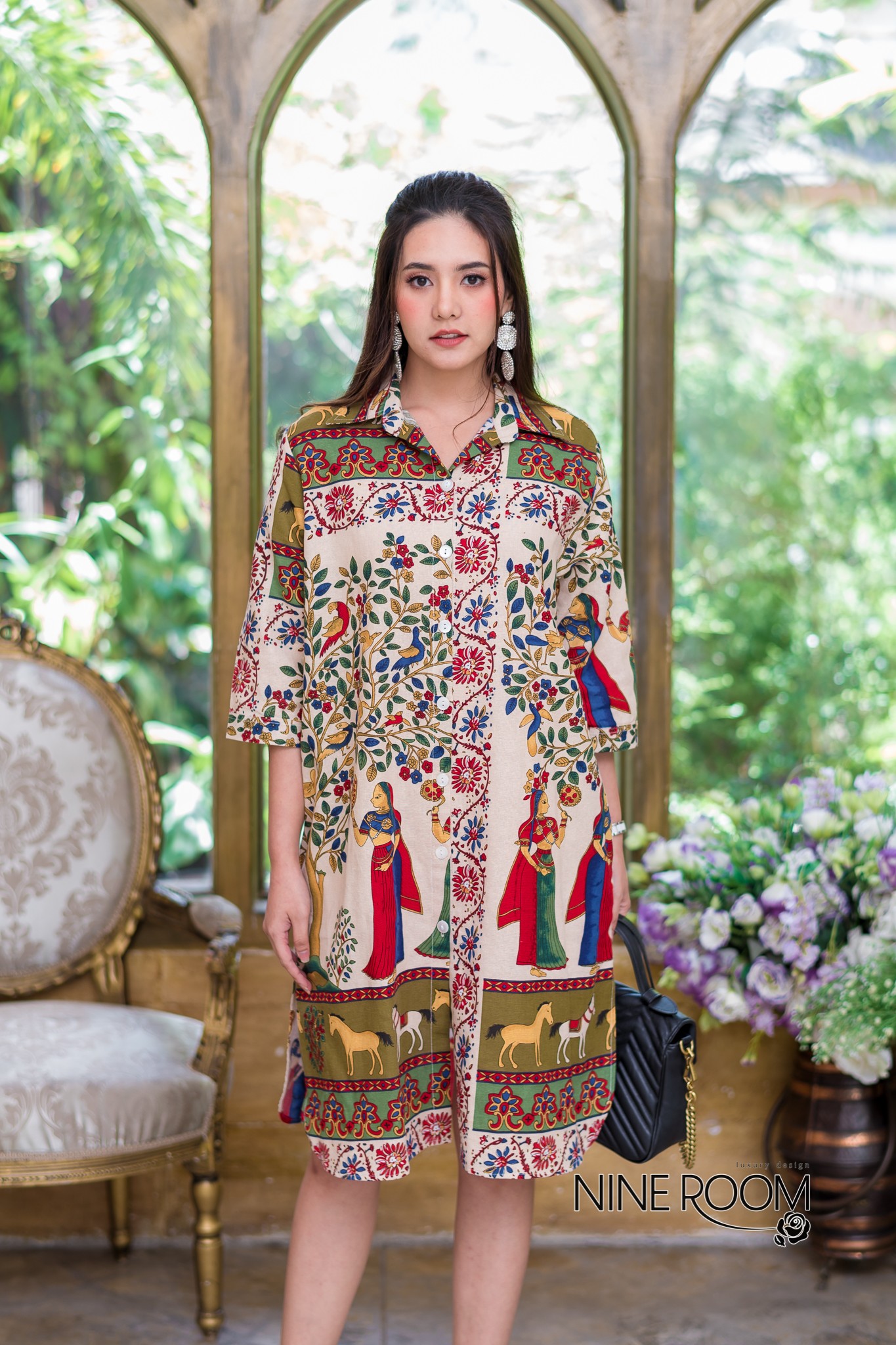 SaLe+++#Nine Room 14046 SHIRT DRESS -เชิ๊ตเดรสคอปก พร้อมสาบกระดุมยาวด้านหน้าใช้ผ้าฝ้ายผสมลินิน(cotton mix linen) ตัวผ้าไม่หนา-ไม่บาง ระบายอากาศดี ไม่ร้อน มีความโดดเด่นด้วยลายอิยิปต์-ฟาโรห์ลายสวยๆทั้งตัว เสริมคัทติ้งด้วยการผ่าชายข้างเพื่อความสวยงาม และมีกร