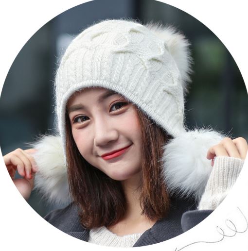 หมวกกันหนาวไหมพรมสีขาว ทรงบีนนี่ยาวปิดหูพร้อมตุ้มเฟอร์น่ารัก3 ตุ้ม(พร้อมส่ง)(FreeSize)