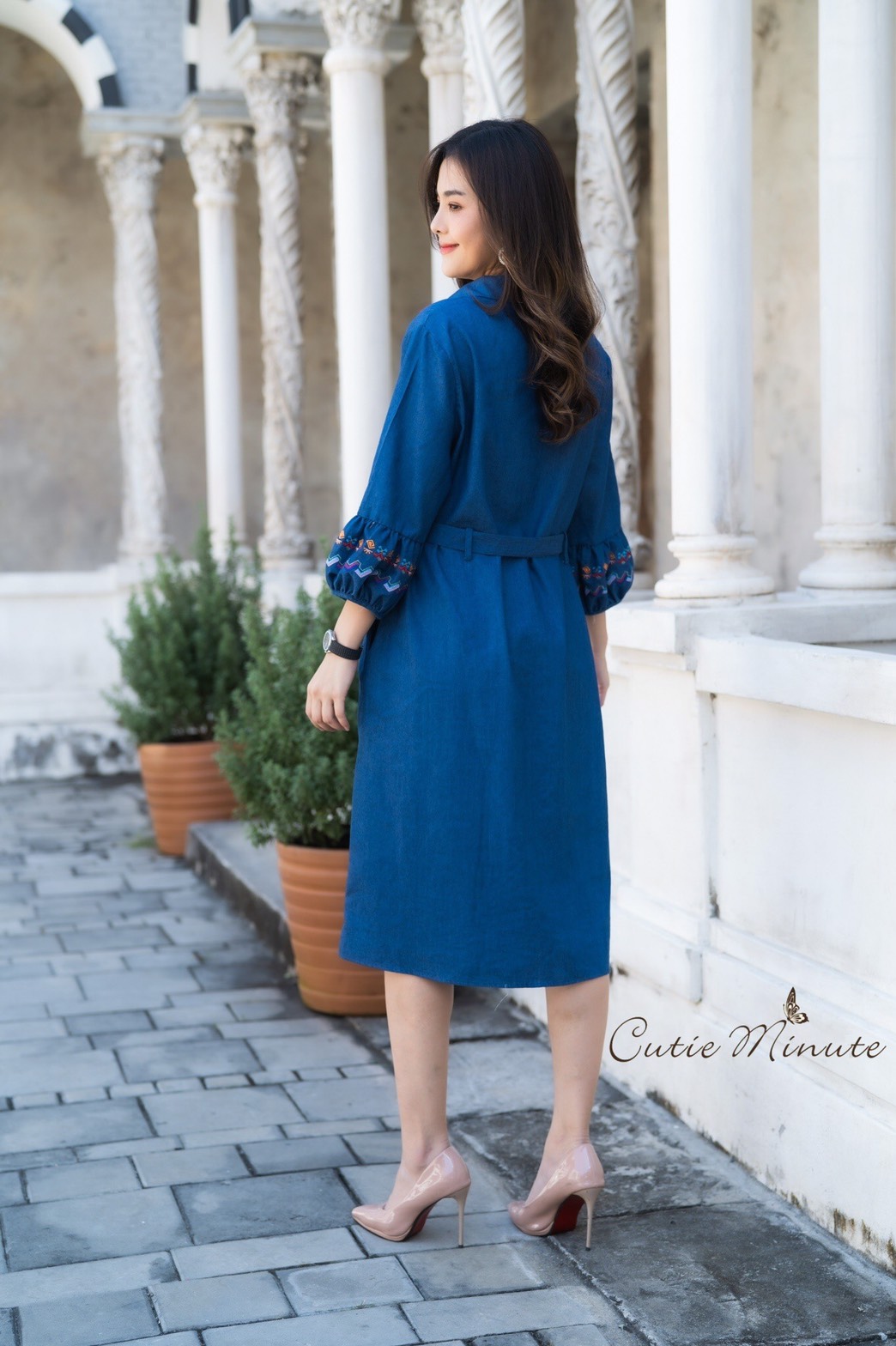 SaLe+++14082 Maxi+Mark เดรสผ้ายีนส์เกรดพรีเมี่ยม เนื้อผ้ามีความนุ่ม ผ้ายืดหยุ่นใส่สบาย แขนปลายพองเล็กๆงานฟอกสวยๆ ดีเทลปักลายสวยมากค่ะ มีกระเป๋า2ข้าง มาพร้อมกับเข็มขัด แยกชิ้นมากับชุด งานสวยเกรดระดับขึ้นห้างใส่แล้วสวยเก๋ ไม่ซ้ำใครนะคะ ** Mask ทรงสวยปรับเข้