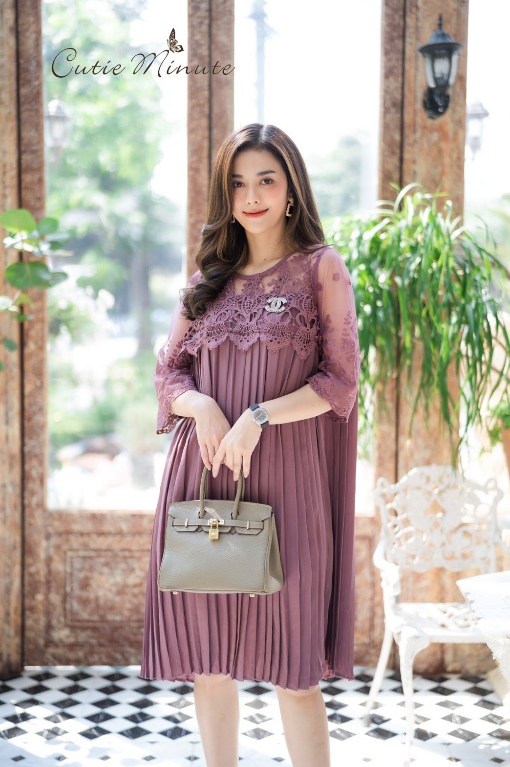 Sale+++#Cutie Minute 14104 เดรสผ้าชีฟองเกาหลีเกรดพรีเมี่ยม เนื้อผ้าดีมากค่ะ อัดพลีทแน่นๆ ด้านบนใช้ผ้าออเเกนซ่างานปักลูกไม้สุดหรูเริ่ด เดรสทรงโอเวอร์ไซส์ใส่เก๋ๆ สวยครบจริงๆค่ะ ใส่ไปงานดูดีสุดสุด งานสวยตัดเย็บดีเนี๊ยบ มี 5 สี เลือดหมู กรม ชมพูกลีบบัว (สีใหม