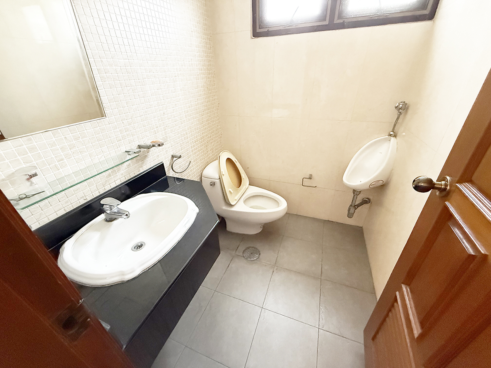 ขายคอนโด 2 ห้องเชื่อมกัน โมเดอร์นทาวน์ คลองตัน พระโขนง กรุงเทพฯ