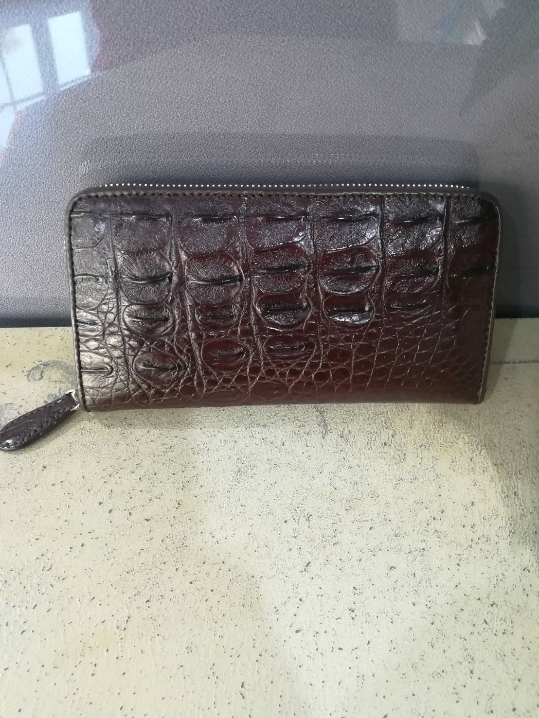 กระเป๋าหนังจระเข้แท้แบบซิปเดี่ยว; สีน้ำตาล