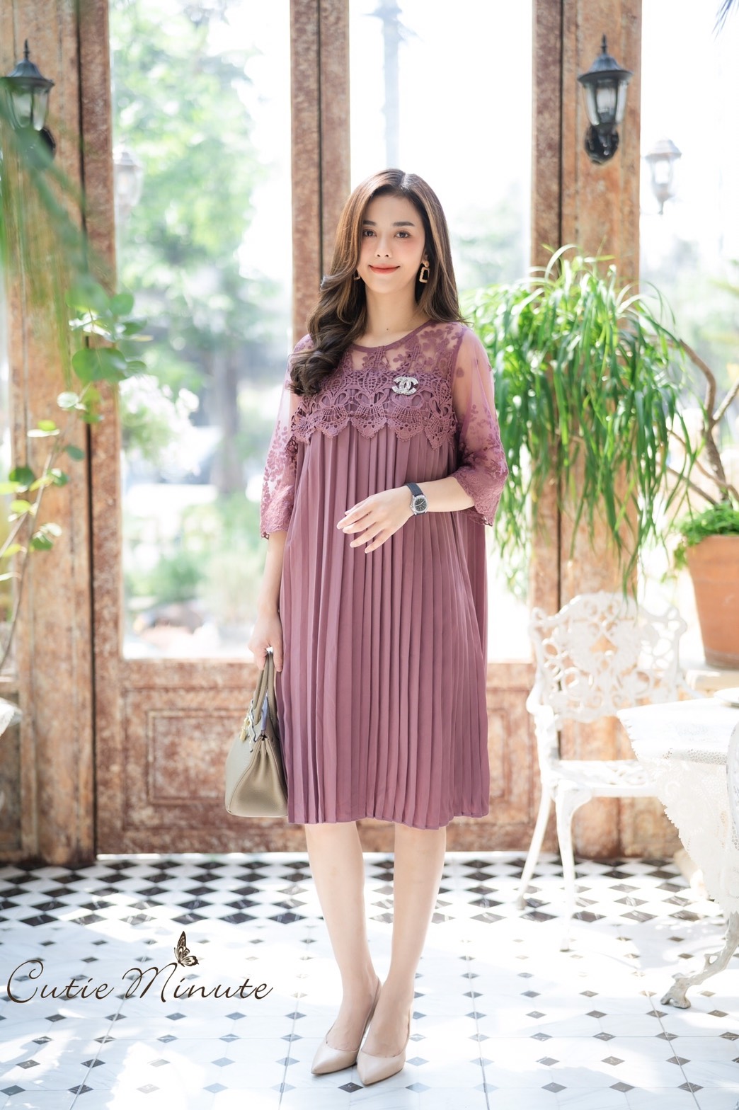 Sale+++#Cutie Minute 14104 เดรสผ้าชีฟองเกาหลีเกรดพรีเมี่ยม เนื้อผ้าดีมากค่ะ อัดพลีทแน่นๆ ด้านบนใช้ผ้าออเเกนซ่างานปักลูกไม้สุดหรูเริ่ด เดรสทรงโอเวอร์ไซส์ใส่เก๋ๆ สวยครบจริงๆค่ะ ใส่ไปงานดูดีสุดสุด งานสวยตัดเย็บดีเนี๊ยบ มี 5 สี เลือดหมู กรม ชมพูกลีบบัว (สีใหม