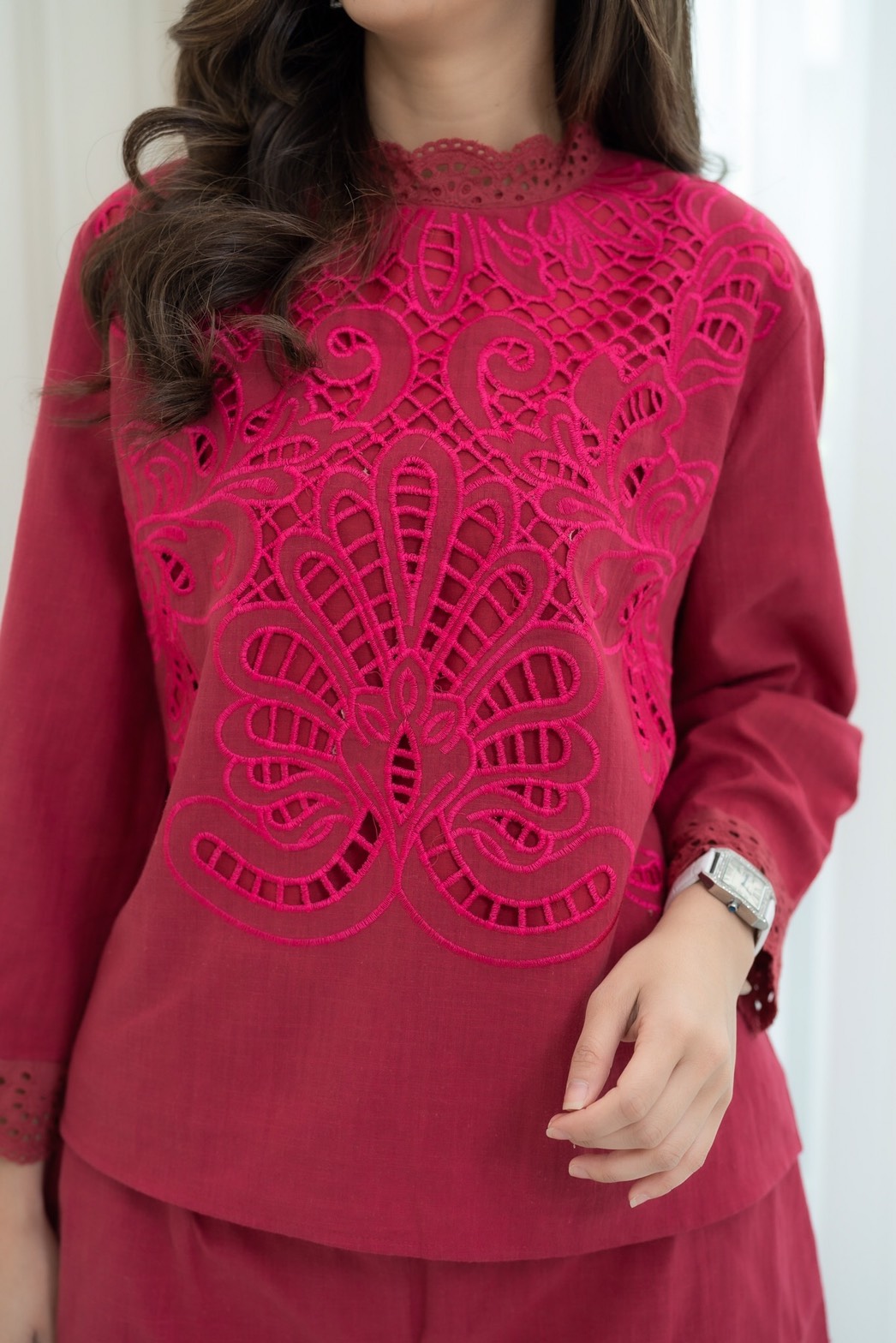 SaLe++14015**ชุดเซ็ท+Maskขาสั้นผ้าลินินเกรดพรีเมี่ยม เนื้อผ้าดี งานดีเทลปักฉลุทั้งตัวสวยมากค่ะ อลังการสุดๆ แต่งขอบตัวผ้าลูกไม้ ชุดเซ็ทดีไซน์สวยเก๋ มีซับในทั้งชุด กางเกงมีกระเป๋าซ่อน ชุดสวยผ้าดีใส่สบาย เหมาะกับอากาศบ้านเรามากๆค่ะ ** Mask ทรงสวยปรับเข้ากับโ