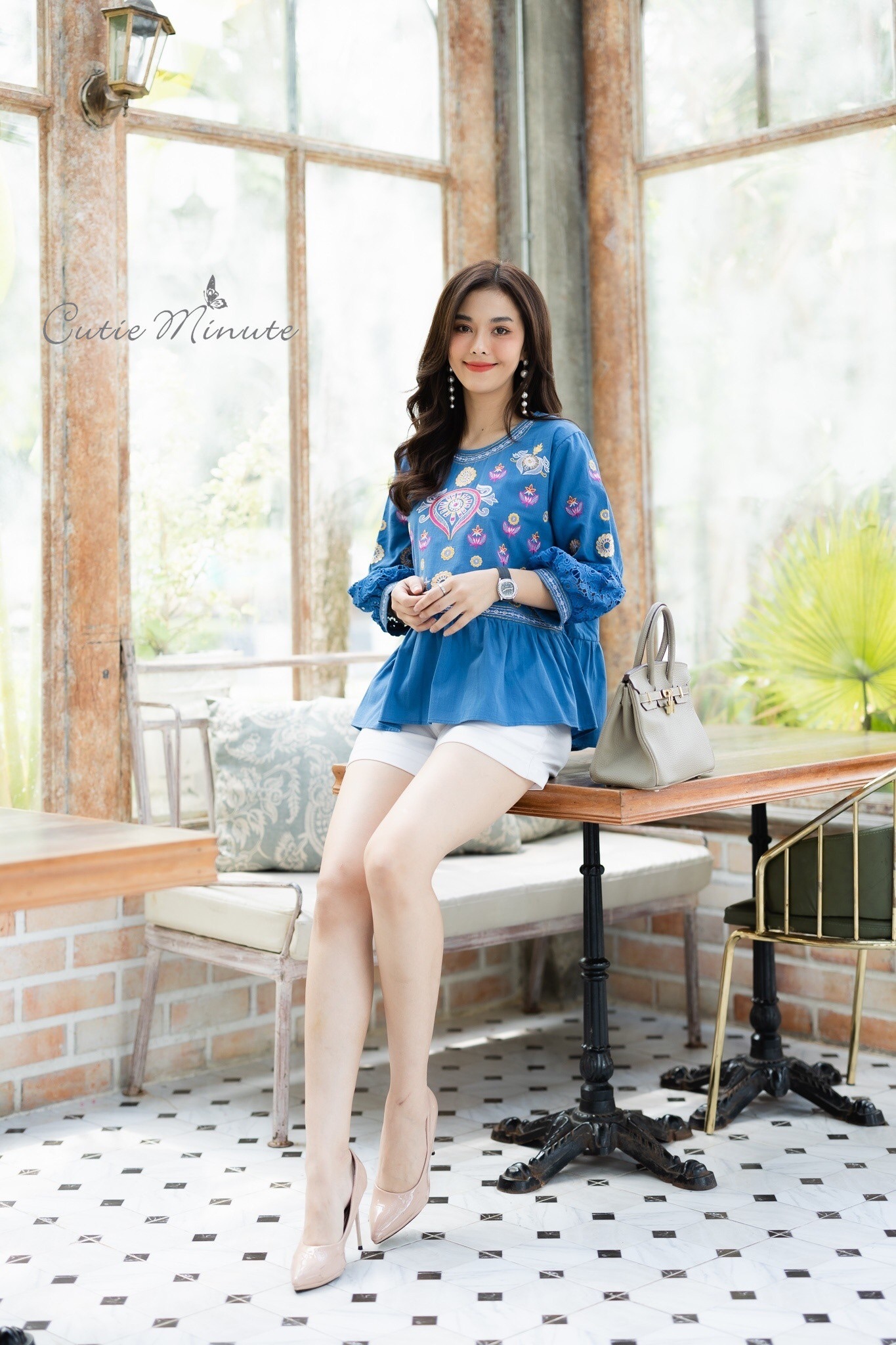 SaLe++#Cutie Minute B3695 เสื้อลินินเกรดพรีเมี่ยม เนื้อผ้าขึ้นลาย เนื้อผ้ามีความนุ่ม ผ้าดีมากค่ะ งานปักฝีมือสวยมากๆค่ะ แต่งเติมแขนด้วยลูกไม้เนื้อหนาสวยสวย เสื้อดีเทลจับจีบระบายเล็กๆ งานปักสวยเนียบ ใส่สวย ใส่สบายจริงๆค่ะ มี 4 สี ฟ้าคราม ส้มอิฐ เขียวไพร ชมพ