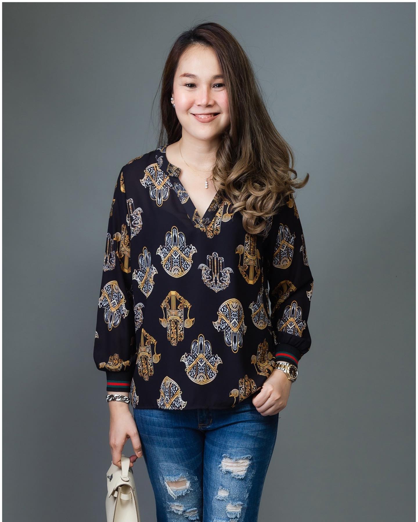 SaLe++ #Blueberry Nights B3679 NEW พรีเมี่ยมคลาสสิคเสื้อแบรนด์เนมทีเชิ้ตคอวีแขนยาว ผ้าโพลีเอสเตอร์ผสมเนื้อนุ่มเกรดพรีเมี่ยม ตัดเย็บสวยเนี้ยบสไตล์แบรนด์เนมสุดหรู แพทเทิร์นเสื้อคอวีแขนยาว ปลายแขนยางยืดสุดเก๋ พิมพ์ลายสีคมชัดสวยเป๊ะ เหมาะสำหรับสาวๆๆรอบอก(36-4