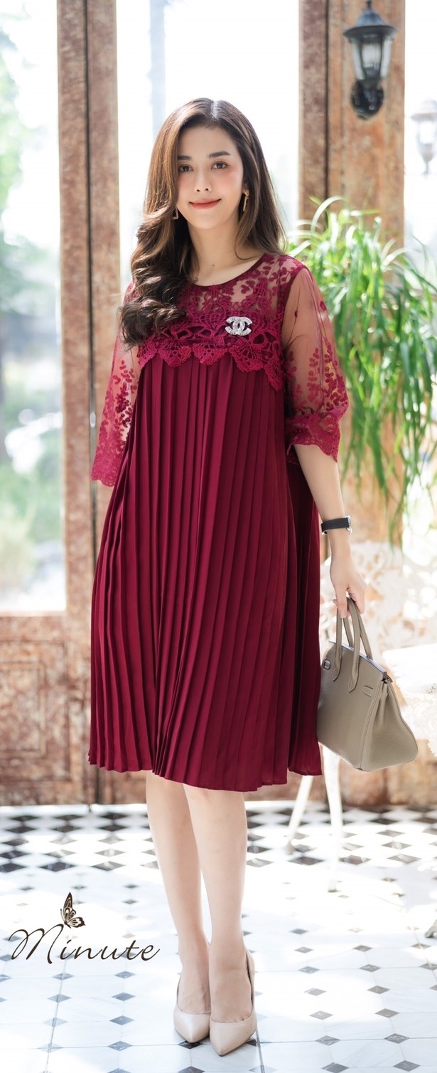 Sale+++#Cutie Minute 14104 เดรสผ้าชีฟองเกาหลีเกรดพรีเมี่ยม เนื้อผ้าดีมากค่ะ อัดพลีทแน่นๆ ด้านบนใช้ผ้าออเเกนซ่างานปักลูกไม้สุดหรูเริ่ด เดรสทรงโอเวอร์ไซส์ใส่เก๋ๆ สวยครบจริงๆค่ะ ใส่ไปงานดูดีสุดสุด งานสวยตัดเย็บดีเนี๊ยบ มี 5 สี เลือดหมู กรม ชมพูกลีบบัว (สีใหม