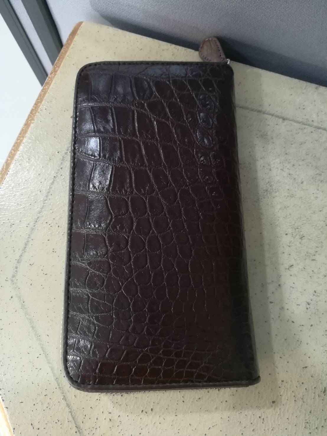 กระเป๋าหนังจระเข้แท้แบบซิปเดี่ยว; สีน้ำตาล