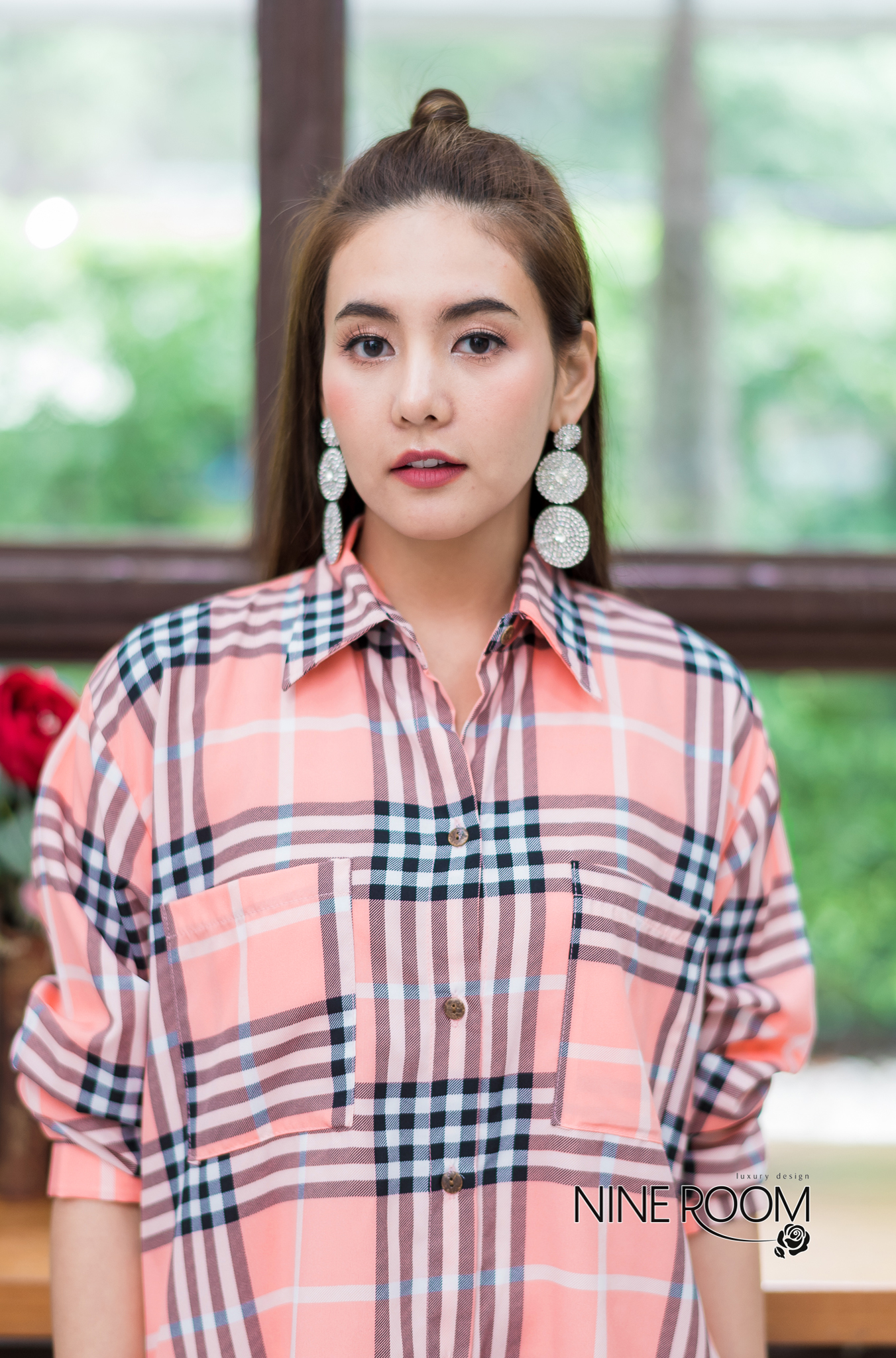 SaLe++B3606 เสื้อเชิ๊ตแขนยาวคอปกพร้อมสาบกระดุมยาวด้านหน้า ใช้ผ้าซิลล์ผสมโพลี่ฯผสมซิลล์ (poly mix silk) ผ้านุ่มผิวสัมผัสดี ใส่สบาย เพิ่มความโดดเด่นด้วยลายพิมพ์สไตล์ไฮแบรนด์ ค่ะ •Color |3 สี 1.CREAM/ครีม 2.NAVY BLUE/กรม 3.PINK/ชมพู •Size อก46"สะโพก48&q