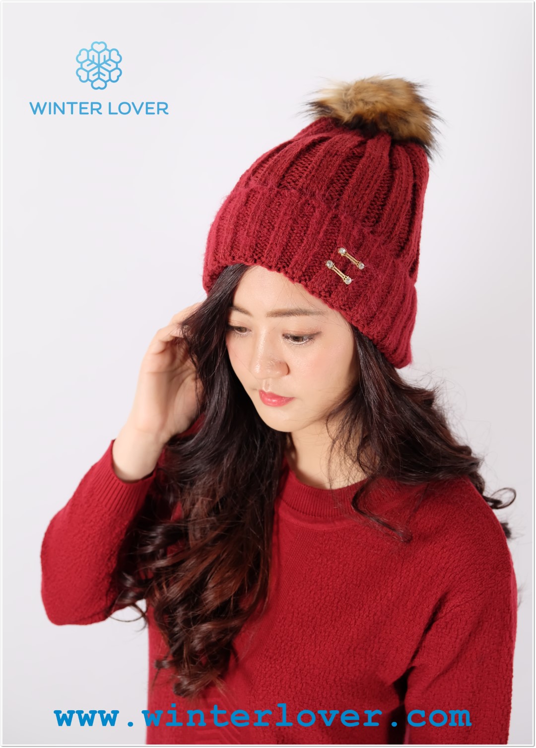 หมวกกันหนาวไหมพรมสีแดงไวน์ ทรงบีนนี่ ปอม ปอมเฟอร์ขนสวยหรูกันหนาวถึงหิมะ(พร้อมส่ง)(FreeSize)