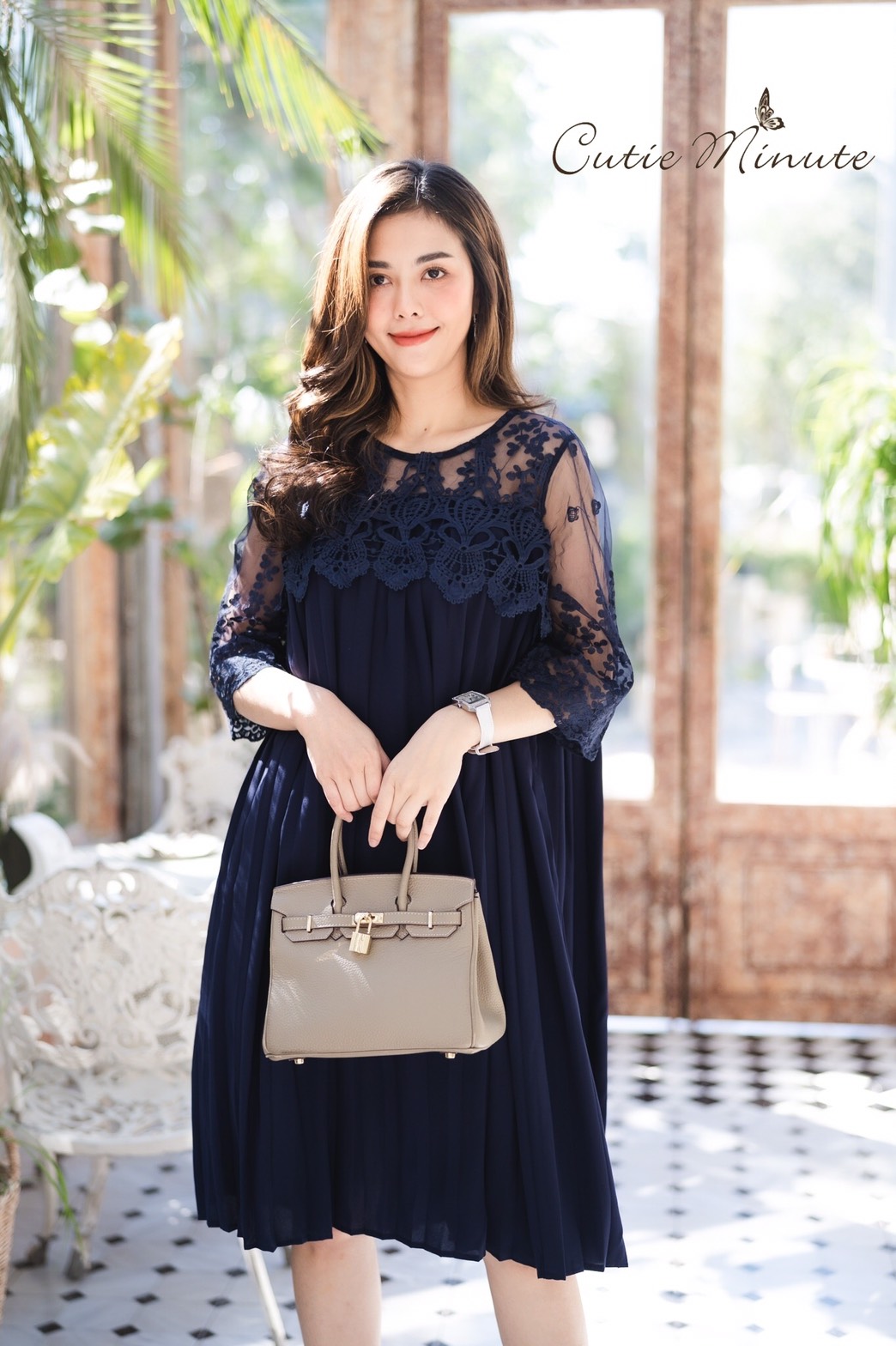 Sale+++#Cutie Minute 14104 เดรสผ้าชีฟองเกาหลีเกรดพรีเมี่ยม เนื้อผ้าดีมากค่ะ อัดพลีทแน่นๆ ด้านบนใช้ผ้าออเเกนซ่างานปักลูกไม้สุดหรูเริ่ด เดรสทรงโอเวอร์ไซส์ใส่เก๋ๆ สวยครบจริงๆค่ะ ใส่ไปงานดูดีสุดสุด งานสวยตัดเย็บดีเนี๊ยบ มี 5 สี เลือดหมู กรม ชมพูกลีบบัว (สีใหม