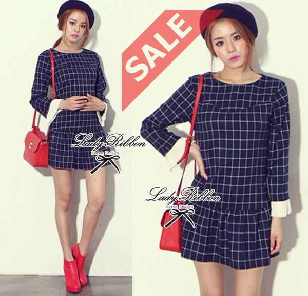 Sale++อก36**D6201**Lady Ciera, Navy Tartan Ruffle Trim Mini dress มินิเดรสแขนยาวสีกรม ลายตาราง เก๋ๆด้วยดีเทลต่อชายพลีตแขนเสื้อ และเล่นระบายชายกระโปรง ลุคคุณหนู เรียบหรูด้วยโทนสีเข้ม ชิคๆแบบสาวเกาหลี หรือเตรียมไปเที่ยวรับลมหนาวก็เก๋ๆค่ะ ใส่สบายมากคะ **งาน