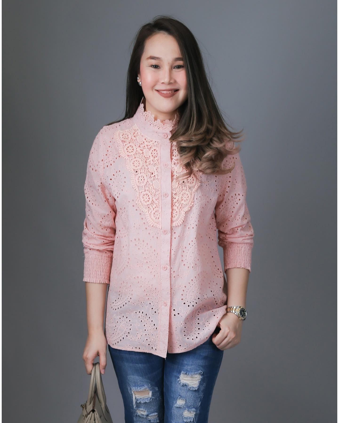 Sale+++#Blueberry Nights B3676 New เสื้อคอตต้อนทีเชิ้ตแบรนด์เนมเกาหลี ผ้าคอตต้อนเกรดพรีเมี่ยม เนื้อดีมากสัมผัสนุ่มเบาใส่สบายค่ะ แพทเทิร์นเสื้อทีเชิ้ต ดีเทลผ้าคอตต้อนฉลุปักลายสวยทั้งตัว กระดุมหน้ายาวตลอด ช่วงอกประดับลูกไม้สวยหรู ปลายแขนยางยืด เหมาะสำหรับสา