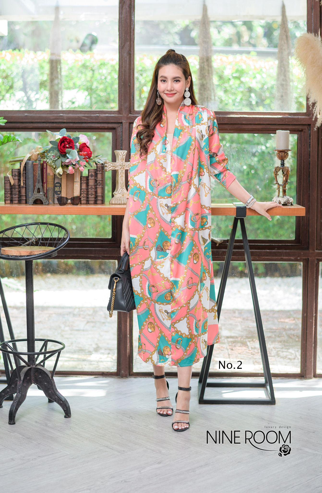 SaLe+++#Nine room 14088 MAXI DRESS - แม๊กซี่เดรสคอถ่วงส่วนด้านหลังจับจีบ เป็นทรงปล่อยๆ ใช้ผ้าซาตินผสมซิลล์เกรดพรีเมี่ยม(PREMIUM SATIN MIX SILK) ซึ่งรวมเอาคุณสมบัติที่ดีของผ้าทั้งสองแบบ ทำให้ตัวผ้าให้ผิวสัมผัสดี นุ่ม ใส่สบายมาก โดดเด่นด้วยงานพิมพ์สไตล์ไฮแบ