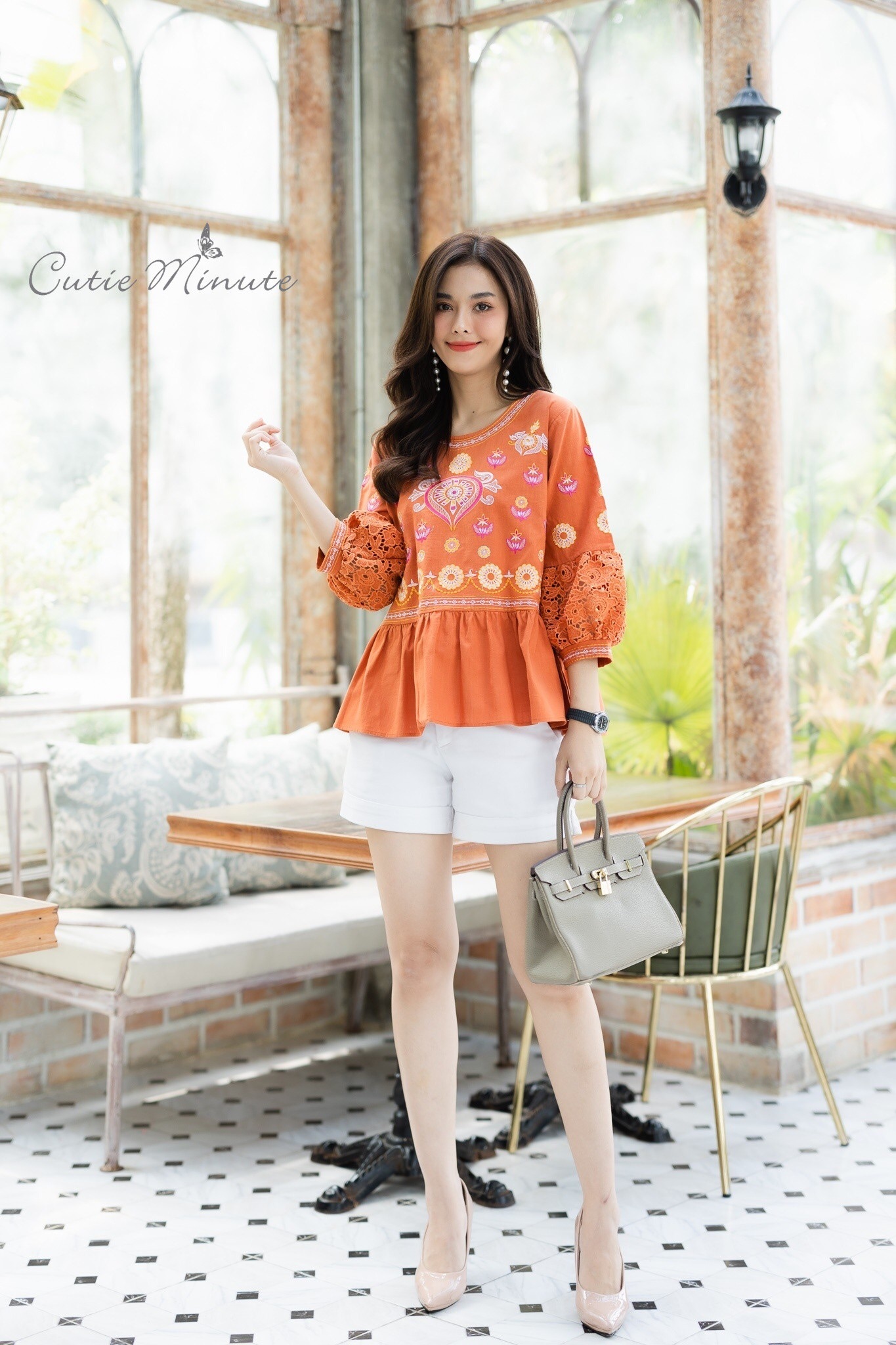 SaLe++#Cutie Minute B3695 เสื้อลินินเกรดพรีเมี่ยม เนื้อผ้าขึ้นลาย เนื้อผ้ามีความนุ่ม ผ้าดีมากค่ะ งานปักฝีมือสวยมากๆค่ะ แต่งเติมแขนด้วยลูกไม้เนื้อหนาสวยสวย เสื้อดีเทลจับจีบระบายเล็กๆ งานปักสวยเนียบ ใส่สวย ใส่สบายจริงๆค่ะ มี 4 สี ฟ้าคราม ส้มอิฐ เขียวไพร ชมพ