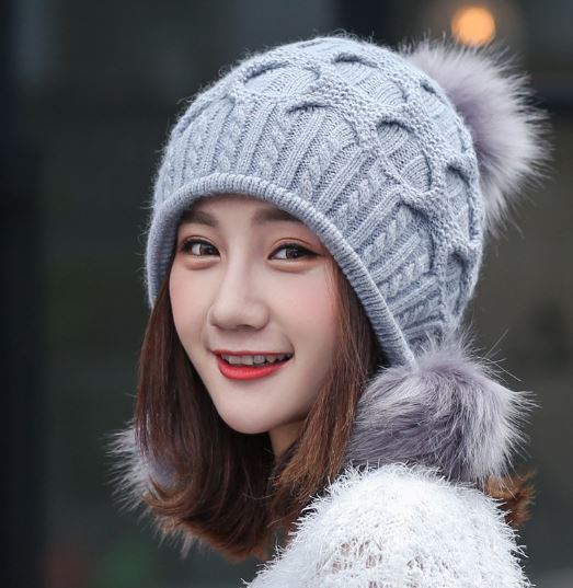 หมวกกันหนาวไหมพรมสีเทา ทรงบีนนี่ยาวปิดหูพร้อมตุ้มเฟอร์น่ารัก3 ตุ้ม(พร้อมส่ง)(FreeSize)