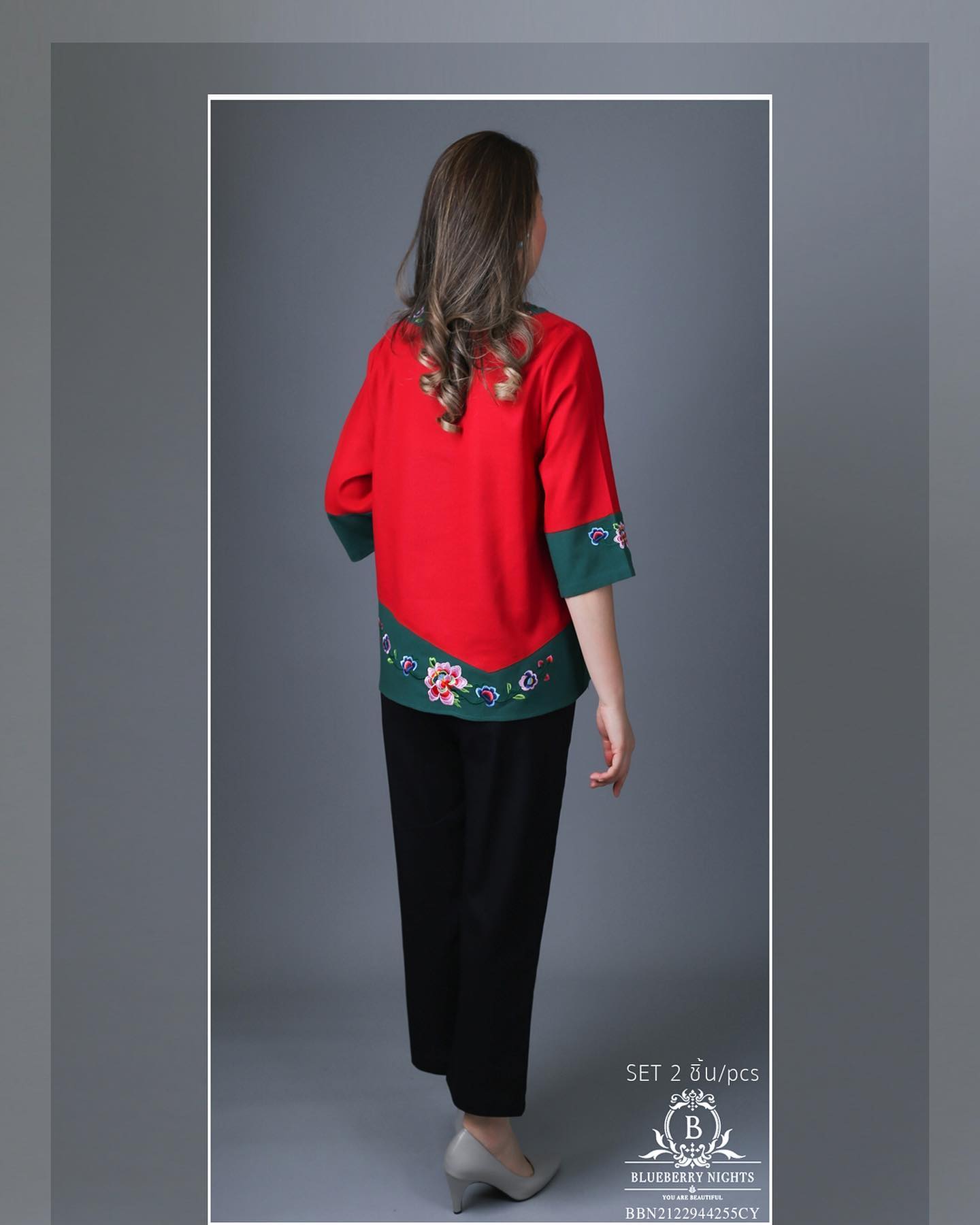BLUEBERRY NIGHTS 14130 ชุดเซ็ตผ้าฝ้ายธรรมชาติ เสื้อผ้าฝ้ายธรรมชาติเนื้อดีเกรดพรีเมี่ยม เนื้อผ้านุ่มใส่สบายมากๆๆ ดีเทลผ้าสีพื้นตัดสลับสี ปักลวดลายดอกไม้หน้าและหลัง แพทเทิร์นกางเกงสีพื้นขายาว เอวยางยืดอิลาสติกอย่างดี มีกระเป๋าข้างซ้าย-ขวา ใส่สบายมากๆ ใส่เที