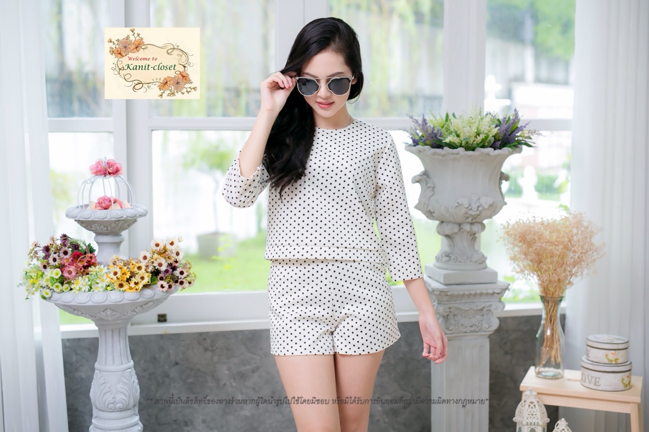 เสื้อผ้าแฟชั่น เสื้อผ้าเกาหลี ชุดเซท ชุดเซต เสื้อกางเกง เสื้อคอวี เสื้อเอวลอย กางขาสั้น ชุดลายดอก Poppular Set Polkadot ลายจุด ใช้ผ้า Skulba เกรดนำเข้า เนื้อผ้าไม่บาง ตัวผ้าจะนุ่มๆ ใส่สบาย