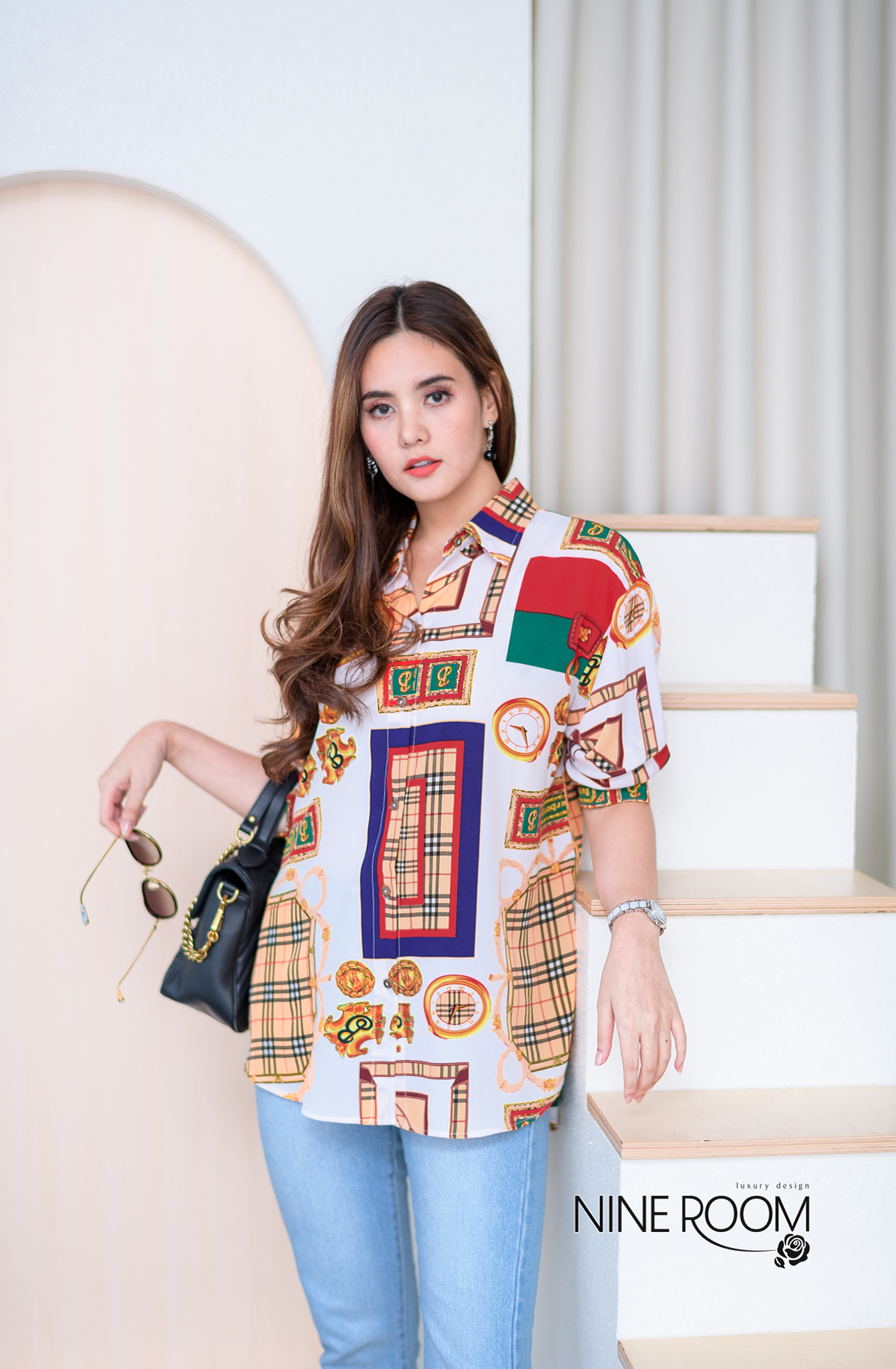 Sale++#Nine Room ฿550 B3722 เสื้อเชิ๊ทแขนยาวคอปกทรงสวย พร้อมสาบกระดุมยาวด้านหน้าใช้งานได้จริง ใช้ผ้าผสมโพลี่ฯ(POLY BLEND) ผ้าเนื้อดี ไม่อมความร้อน ใส่สบาย และเพิ่มความโดดเด่นด้วยลายพิมพ์ไฮแบรนด์สวยๆได้ลุคไฮ ลายเส้นคมชัดทั้งตัวค่ะ