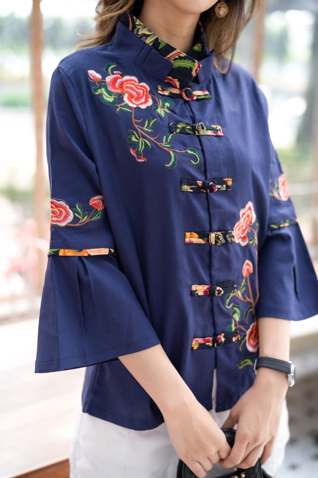 Sale+++#Cutie Minute B3639 เสื้อผ้าฝ้ายลินินเกาหลีเกรดพรีเมี่ยม เสื้อไตส์จีนเก๋เก๋ ดีเทลปกคอ2ชั้นจับจีบสวยงาม แขนจับจีบบานนิดๆ มาพร้อมงานปักดอกไม้สวยมากค่ะ ดีเทลเเน่นทั้งตัว สวยเลอค่ามากค่ะ มี สี เขียว กรม ส้ม อก ฟรีไซส์ 43" เอว ฟรีไซส์ 43" สะโพ