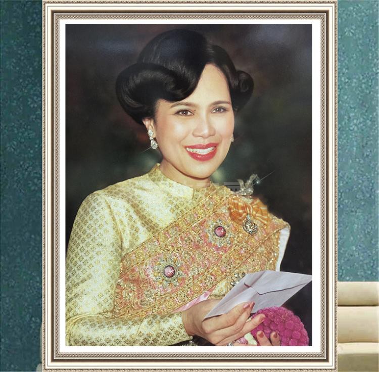 พระราชินีในรัชกาลที่9 ครอสติสคริสตัล Diamond painting โมเสก ภาพติดเพชร งานฝีมือทำที่บ้าน DIY