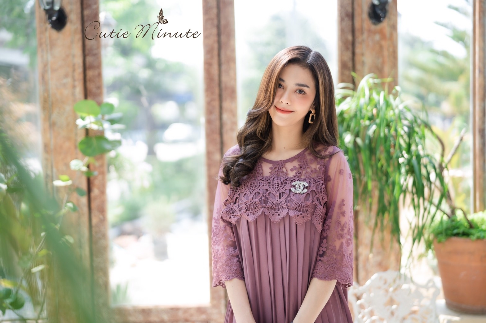 Sale+++#Cutie Minute 14104 เดรสผ้าชีฟองเกาหลีเกรดพรีเมี่ยม เนื้อผ้าดีมากค่ะ อัดพลีทแน่นๆ ด้านบนใช้ผ้าออเเกนซ่างานปักลูกไม้สุดหรูเริ่ด เดรสทรงโอเวอร์ไซส์ใส่เก๋ๆ สวยครบจริงๆค่ะ ใส่ไปงานดูดีสุดสุด งานสวยตัดเย็บดีเนี๊ยบ มี 5 สี เลือดหมู กรม ชมพูกลีบบัว (สีใหม