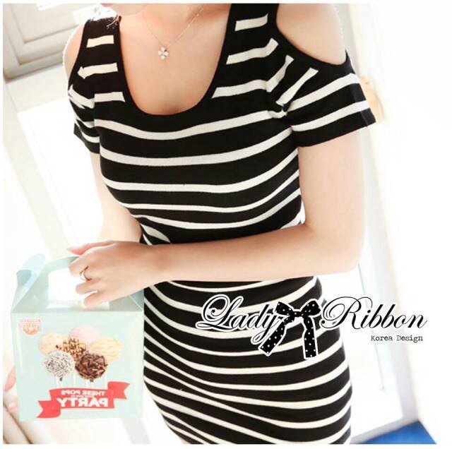 Sale++Lady Ribbon ** D7882**อก34-38**Lady Monica Sassy Body-Con Striped Dress เดรสทรงบอดี้คอนพิมพ์ลายทาง cut-out ช่วงไหล่ เหมาะกับสาวตัวเล็กๆ ตัวนี้ทรงชุดจะเป็นแบบบอดี้คอนเข้ารูป เน้นสัดส่วน มีดีเทลเก๋ๆช่วงไหล่ เป็นทรงคัทเอาท์เปิดไหล่บางส่วน เหมาะกับสาวสไ