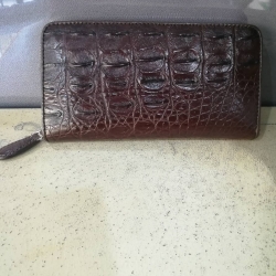 กระเป๋าหนังจระเข้แท้แบบซิปเดี่ยว; สีน้ำตาล