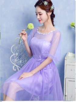 ชุดราตรีสั้นสีม่วงช่วงบนประดับด้วยผ้าลูกไม้ แขนพองๆ2ชั้น