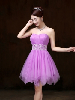 ชุดเดรสออกงานสีบานเย็นตรงเอวประดับด้วยผ้าซีฟอง ตัดลายดอกไม้