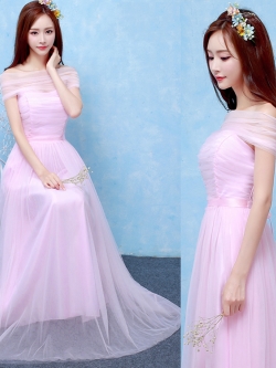 ชุดราตรียาวสีชมพูเย็บติดด้วยคลุมไหล่สวยงาม