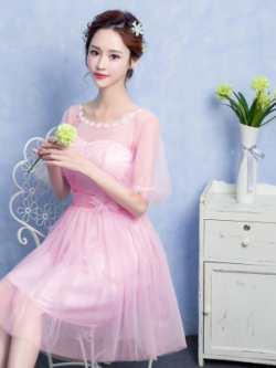 ชุดราตรีสั้นสีชมพูช่วงบนประดับด้วยผ้าลูกไม้ แขนพองๆ2ชั้น